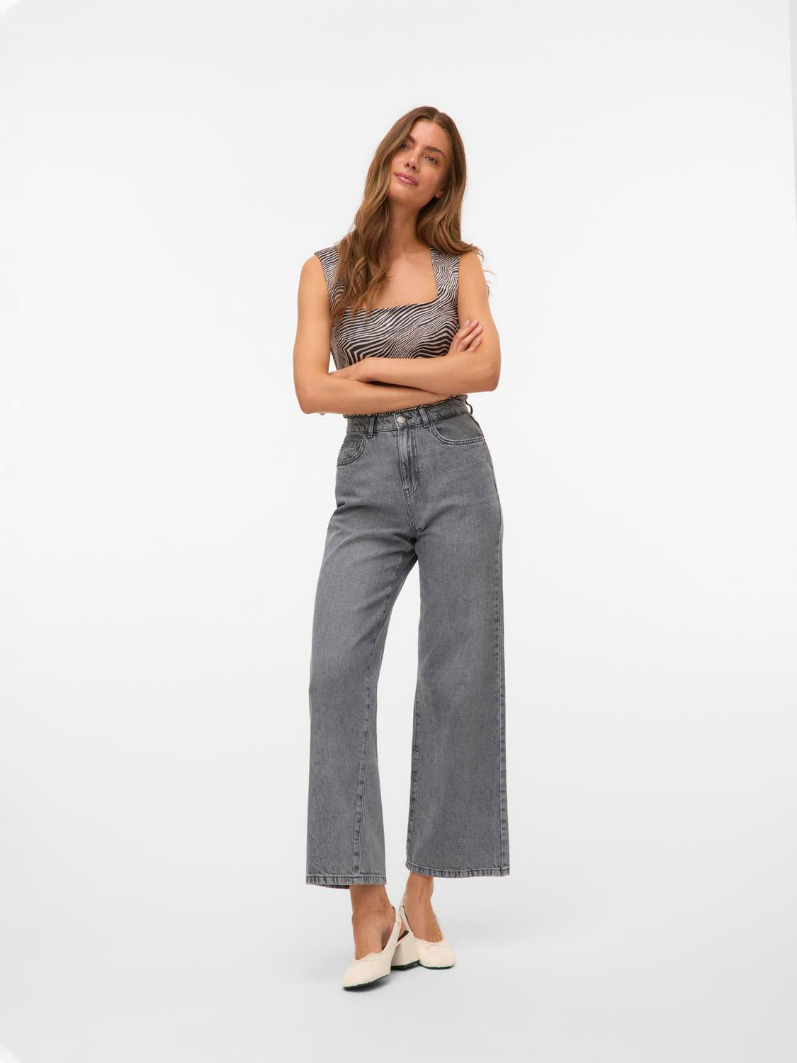 model_shot-front_full